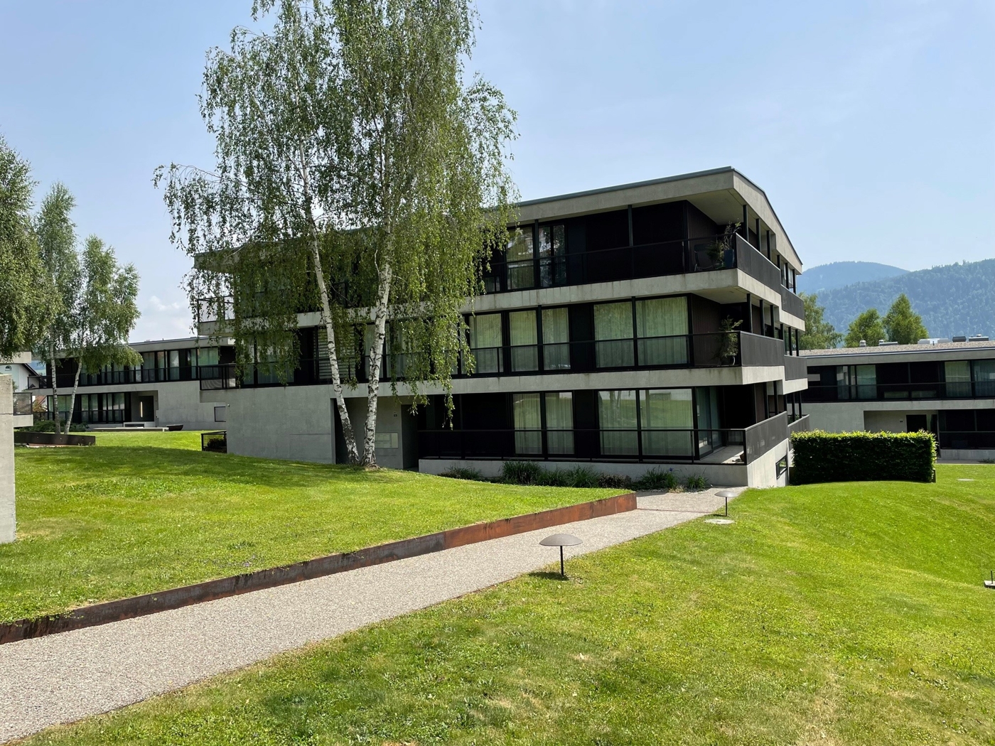 MODERNE UND GUT AUSGEBAUTE 2.5 ZIMMER-GARTEN-WOHNUNG AN RUHIGER LAGE